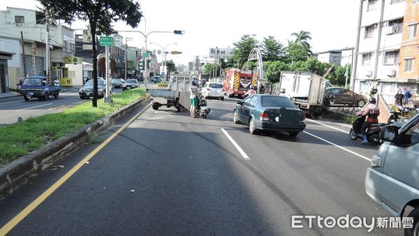 屏東市復興南路發生兩自小貨車擦撞事故。(圖／記者陳崑福翻攝)
