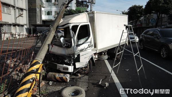 屏東市復興南路發生兩自小貨車擦撞事故。(圖／記者陳崑福翻攝)