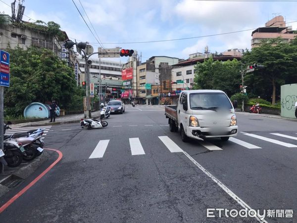 ▲警員未攔查違規機車，不慎攔腰撞上小貨車。（圖／記者陸運陞翻攝）