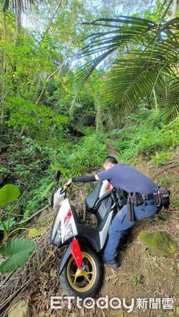 ▲▼警方利用警鳴器找到謝男後，再協助他將卡在邊坡泥濘的機車拉回產業道路。（圖／記者吳世龍翻攝）