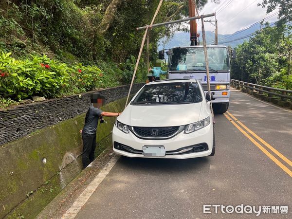 ▲自小客車台24線三地門自撞水溝             。（圖／記者陳崑福翻，下同）