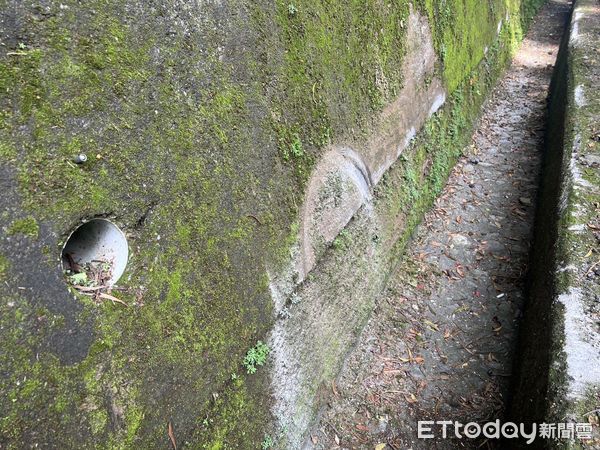 ▲自小客車台24線三地門自撞水溝             。（圖／記者陳崑福翻，下同）