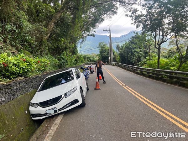 ▲自小客車台24線三地門自撞水溝             。（圖／記者陳崑福翻，下同）