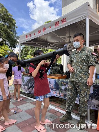 ▲台南市消防局鹽水分隊，偕同台南市全民國防教育協會，共同舉辦「防災減災保平安，國防教育來體驗」活動，現場湧入許多民眾熱烈參與。（圖／記者林悅翻攝，下同）