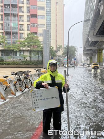 ▲▼        中和大淹水     。（圖／記者陸運陞翻攝）