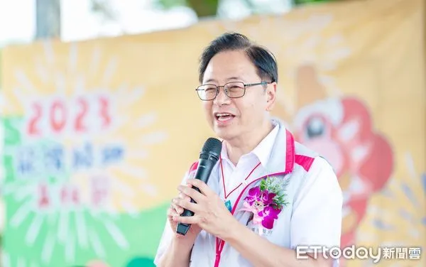 ▲桃園市長張善政今天出席「2023龍潭歸鄉文化節-龍潭陂塘龍舟賽」開幕典禮，為參賽選手加油打氣。（圖／記者沈繼昌翻攝）