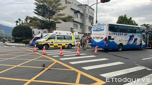 ▲遊覽車意外撞倒行人。（圖／記者楊漢聲翻攝）