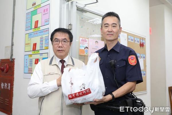 ▲台南市警六分局立即偵破槍擊案，市長黃偉哲親自頒獎，並慰問員警端節安康。（圖／記者林悅翻攝，下同）