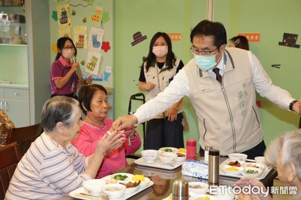 ▲台南市長黃偉哲前往台南市私立璐德老人長期照顧中心探望入住長者，與長輩一同參與「陸上龍舟賽」健康促進活動，送香包與長者們開心同歡。（圖／記者林悅翻攝，下同）