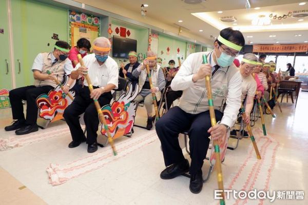 ▲台南市長黃偉哲前往台南市私立璐德老人長期照顧中心探望入住長者，與長輩一同參與「陸上龍舟賽」健康促進活動，送香包與長者們開心同歡。（圖／記者林悅翻攝，下同）