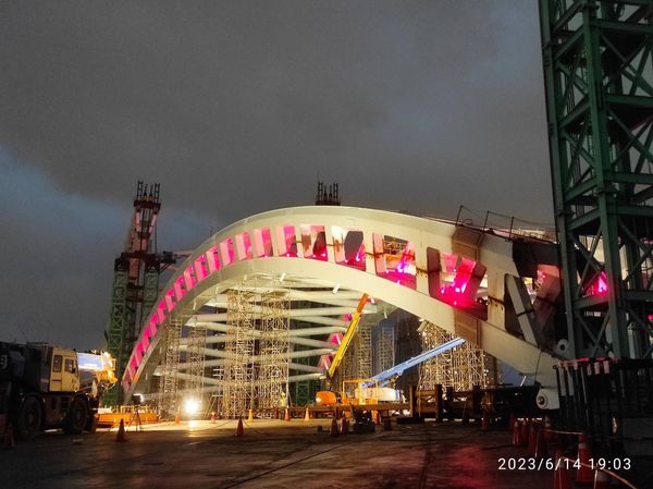 ▲▼中正橋改建工程鋼拱肋提升後的夜景。（圖／新北市政府提供）