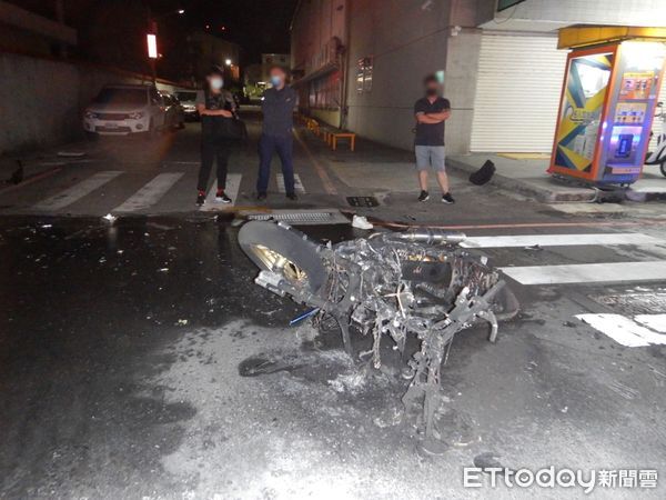 ▲▼台南無照少年騎車雙載未開燈，路口與自小客碰撞，機車起火燒到剩骨架。（圖／記者林悅翻攝）