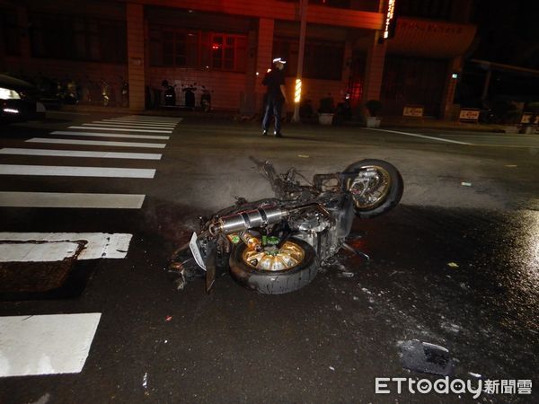 ▲▼台南無照少年騎車雙載未開燈，路口與自小客碰撞，機車起火燒到剩骨架。（圖／記者林悅翻攝）