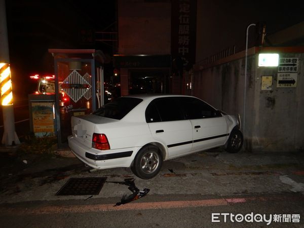 ▲▼台南無照少年騎車雙載未開燈，路口與自小客碰撞，機車起火燒到剩骨架。（圖／記者林悅翻攝）