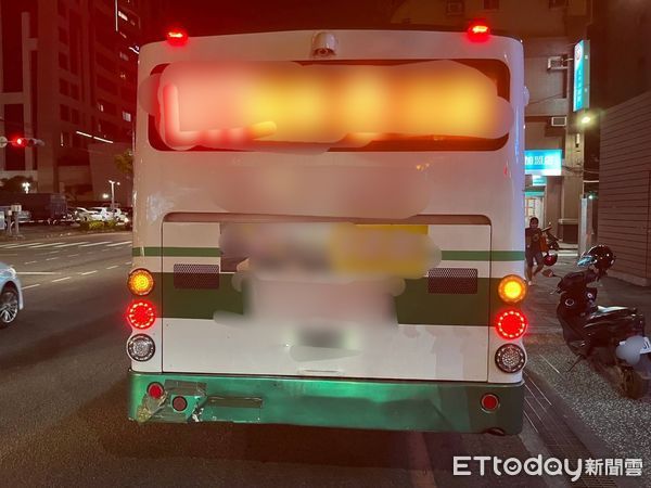 ▲▼  公車險輾過女騎士           。（圖／記者戴上容翻攝）