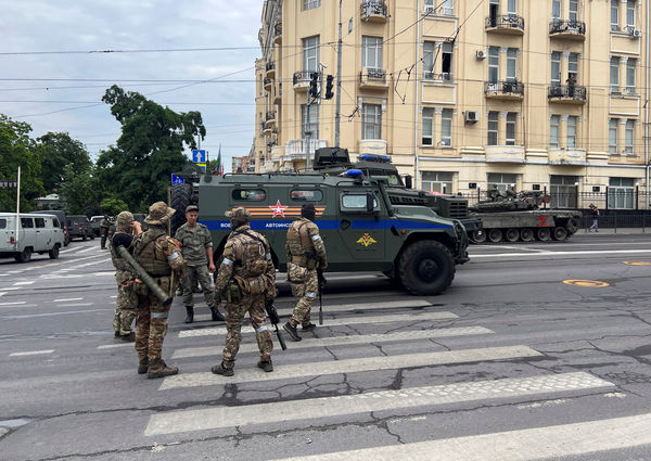 ▲▼傭兵組織瓦格納集團（Wagner Group）武裝人員24日出現在俄羅斯南部頓河畔羅斯托夫市（Rostov-on-Don）街道。（圖／路透）