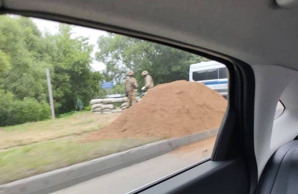 ▲▼莫斯科設機槍陣地、挖壕溝　傭兵車隊再4小時殺到。（圖／翻攝自KyivPost推特）
