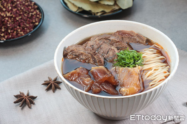 ▲「紅白牛肉麵」推出台灣人喜愛的雙寶組合。（圖／記者黃士原攝）