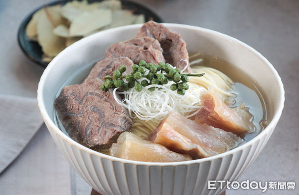 ▲「紅白牛肉麵」推出台灣人喜愛的雙寶組合。（圖／記者黃士原攝）