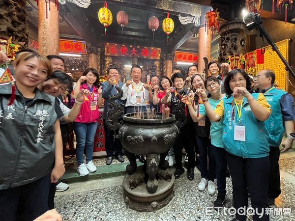 ▲▼   嘉義縣衛生局推失智友善社區 贈三角令旗吊飾守護長輩  。（圖／嘉義縣政府提供）