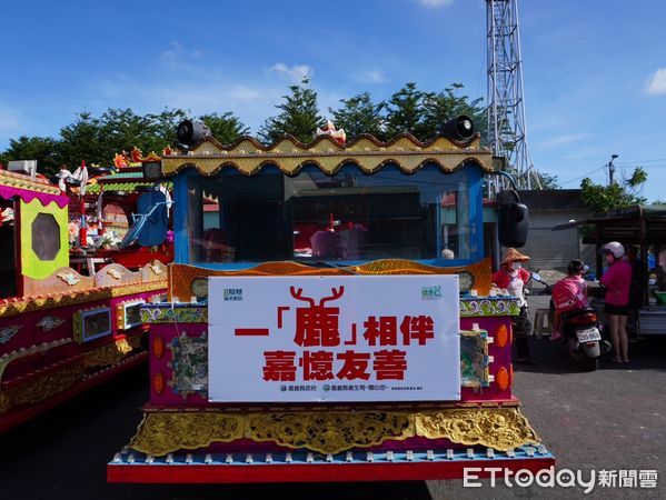 ▲▼   嘉義縣衛生局推失智友善社區 贈三角令旗吊飾守護長輩  。（圖／嘉義縣政府提供）