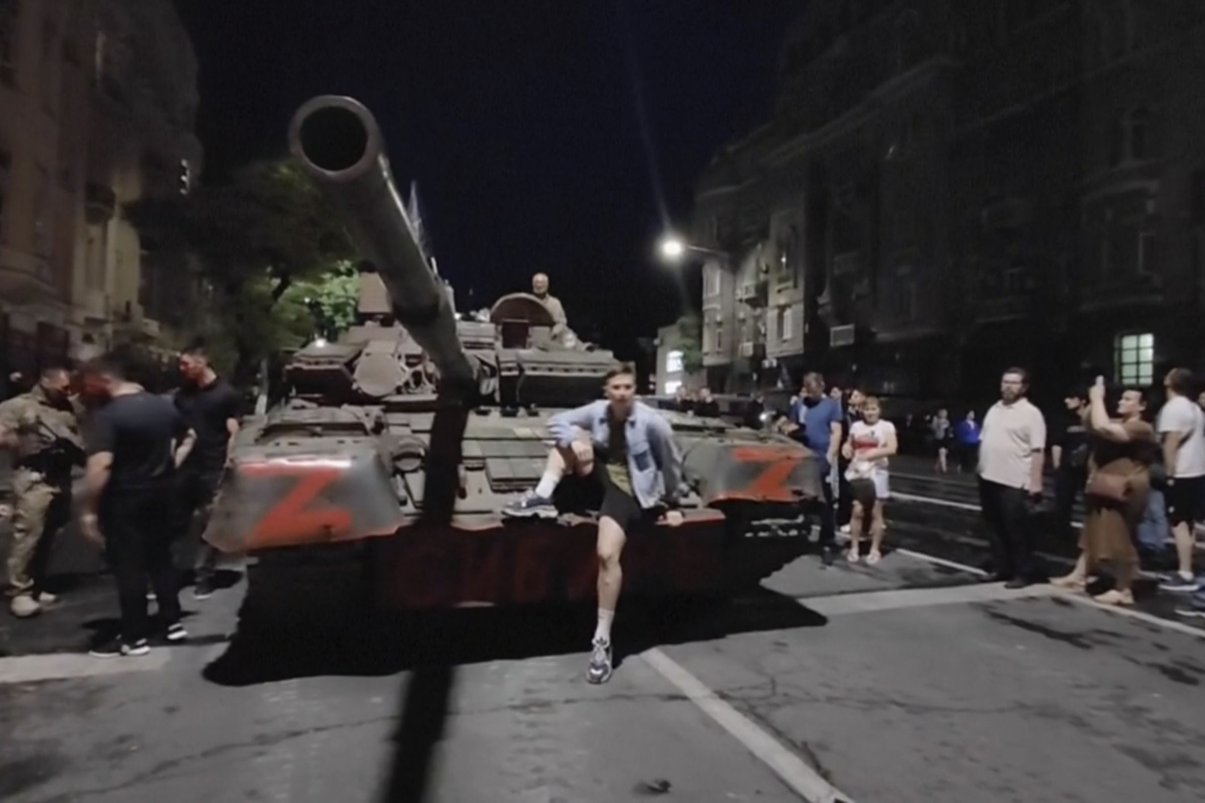 ▲▼瓦格納集團坦克裝甲部隊駛入俄羅斯南部城市羅斯托夫，如入無人之境。（圖／達志影像／美聯社）
