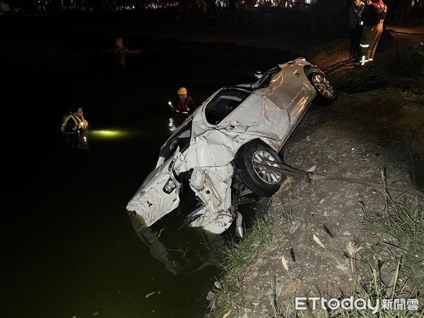 ▲屏東22歲男開車衝進魚塭。（圖／記者陳崑福翻攝，下同）