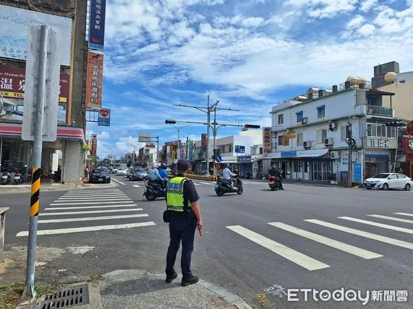 ▲恆春警分局持續派員疏導交通            。（圖／記者陳崑福攝）