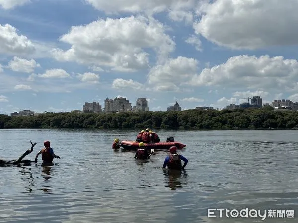▲台南市安南區府安路七段鹽水溪流域，25日上午驚傳有人疑溺水浮在水中，消防人員據報前往，下水打撈1名男子體上岸，交由三分局警方查處中。（圖／民眾提供，下同）