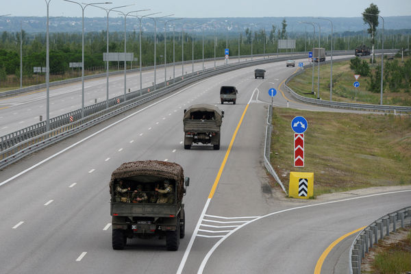 ▲▼瓦格納傭兵組織的一支軍事縱隊在沃羅涅日州（Voronezh），沿著連接首都莫斯科和俄羅斯南部城市的M-4高速公路行駛。（圖／路透）