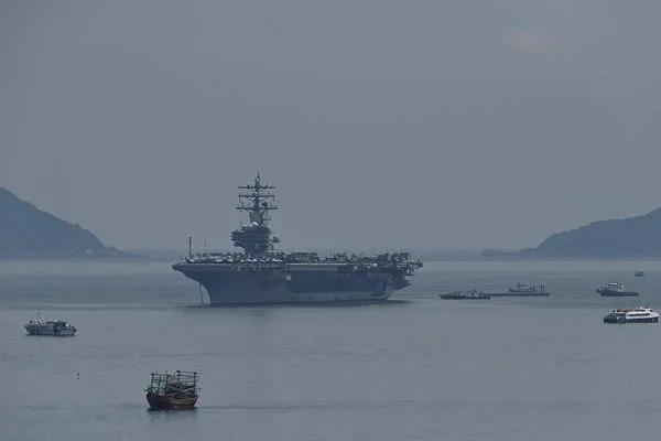 ▲▼ 美國海軍核動力航空母艦雷根號（USS Ronald Reagan, CVN 76）25日駛入越南峴港。（圖／CFP）