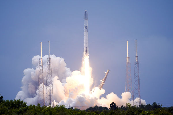 ▲▼SpaceX 獵鷹9號火箭去年7月在美國佛州卡納維拉角太空軍基地發射升空，上面搭載星鏈衛星。（圖／達志影像／美聯社）