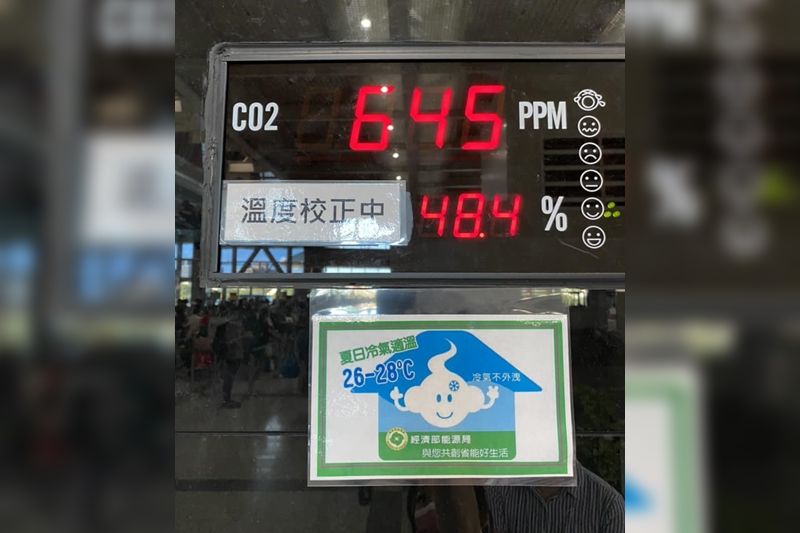 ▲▼小港機場的溫度計拿膠帶貼著，被罵以後改貼「校正中」。（圖／翻攝臉書／李明璇）