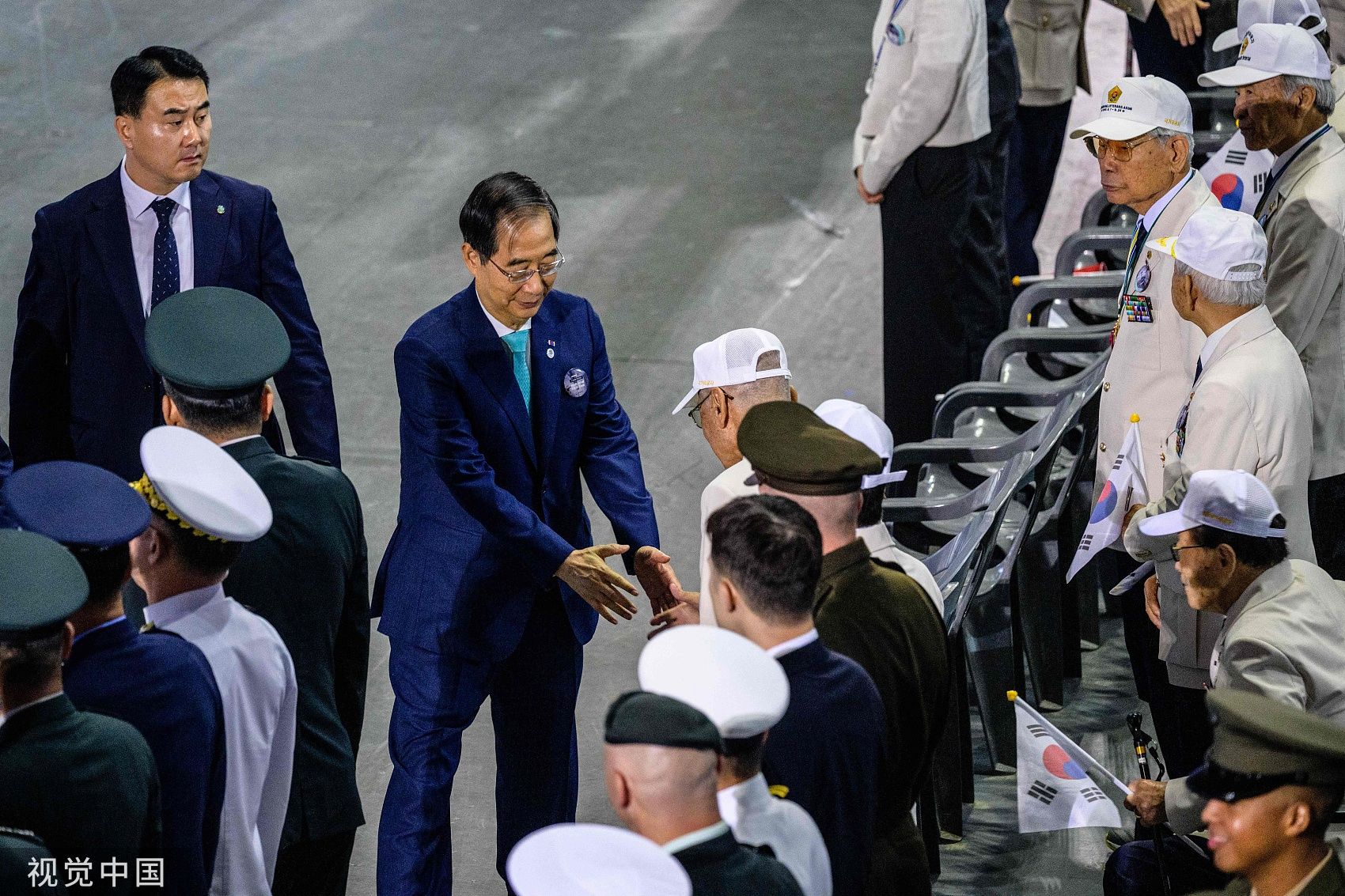 ▲▼南韓國務總理韓悳洙出席韓戰73周年紀念儀式，向其中一名老兵握手致意。（圖／CFP）