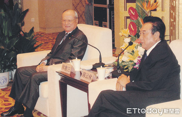 ▲2008年7月陳雲林(右)接見林省三(左)帶領的台灣航運界代表。（圖／時報出版提供）