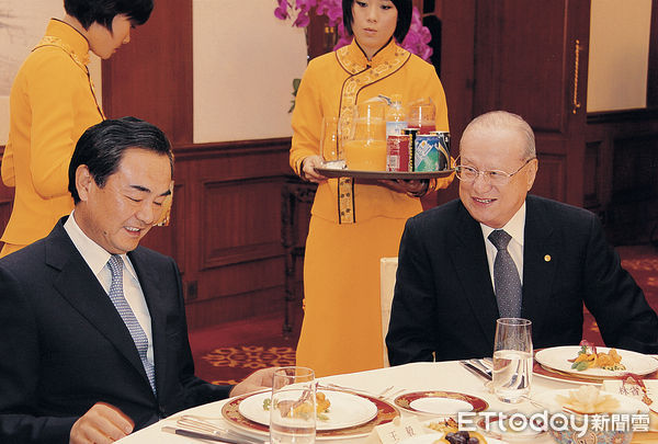 ▲2009年7月大陸國台辦主任王毅(左)在北京釣魚台宴請林省三(右)。（圖／時報出版提供）