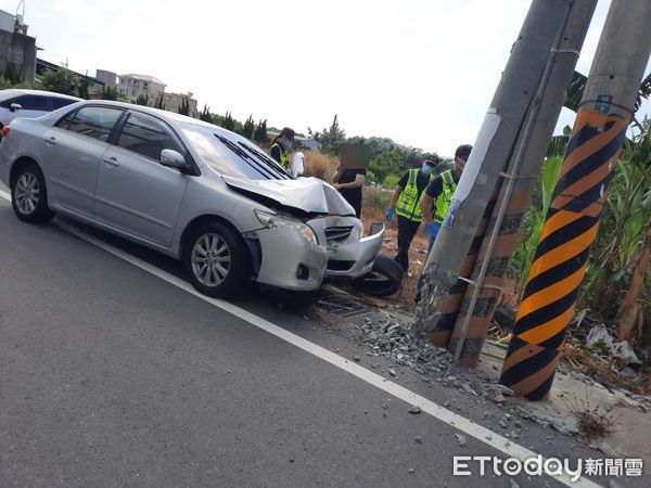 ▲▼苗栗苑裡鎮26日上午發生自小客自撞路邊電桿意外，車上26歲女駕駛及分別為2歲、1歲子、女受輕傷，沒有生命危險（圖／記者蔡文淵翻攝）