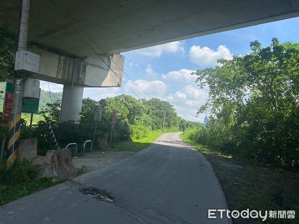 ▲鍾姓男子在端節連假於大溪區崁津橋下烤肉，因升火不慎遭燒燙傷。（圖／大溪警分局提供）