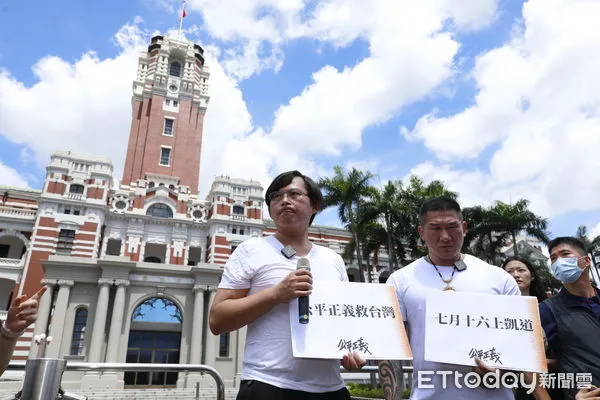 ▲▼時力黨立委黃國昌、館長陳之漢今日(6/26)於總統府前舉辦716上凱道記者會，號召全民上凱道。（圖／記者湯興漢攝）