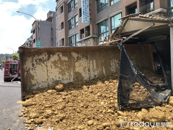 ▲樹林砂石車翻覆後撞進民宅內。（圖／記者陸運陞翻攝）