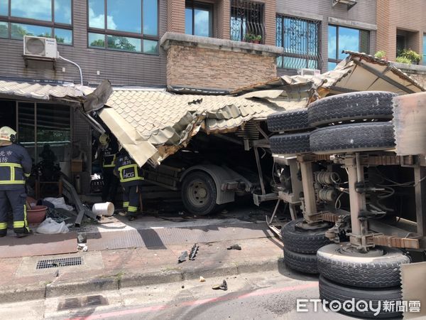 ▲樹林砂石車翻覆後撞進民宅內。（圖／記者陸運陞翻攝）