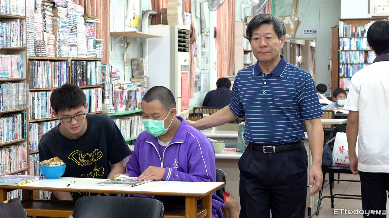 ▲嘉義民雄薪傳二手書屋創辦人黃金山發現，疫情過後學生不止跟不上進度，還因此染上網癮與不良的金錢觀。（圖／記者梁建裕攝）