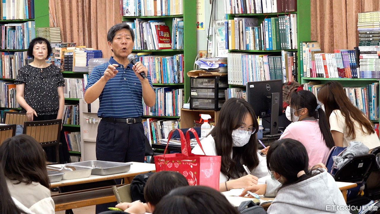 ▲台北世貿二館館長黃金山回故鄉民雄開二手書店，免費輔導清寒學生課業至今已12年，燒光積蓄只為翻轉弱勢孩子的命運。。（圖／記者梁建裕攝）