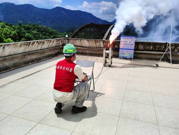 ▲水利署人工增雨服務團掌握南部降雨時機於南化水庫人工增雨施作。（圖／水利署提供）