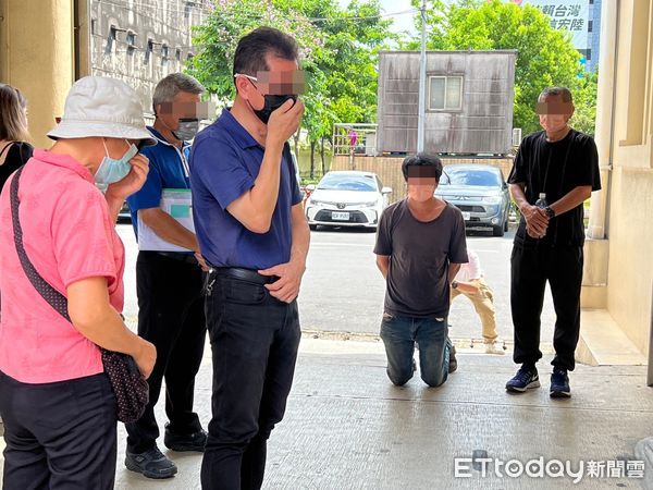 ▲新北市三重區死亡車禍，肇事駕駛下跪道歉。（圖／記者陳以昇攝，下同）