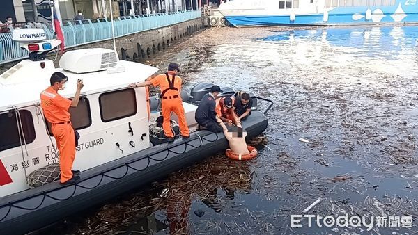 ▲東港消防會同海巡人員救起落水男子             。（圖／民眾提供，下同）