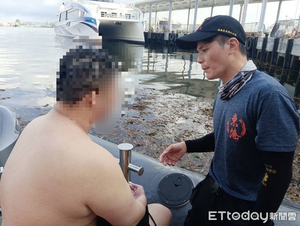 ▲東港消防會同海巡人員救起落水男子             。（圖／民眾提供，下同）