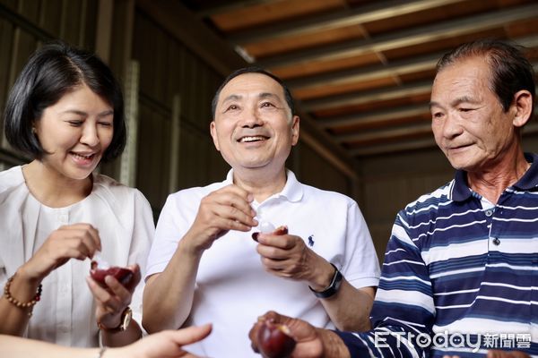 ▲侯友宜赴南投，到埔里關心百香果農之苦。（圖／國民黨南投縣黨部提供，下同）