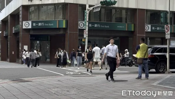 ▲夏天天氣,中午豔陽,午休上班族上街買午餐,撐傘遮陽,陽傘,雨傘,行人過馬路。（圖／記者謝婷婷攝）
