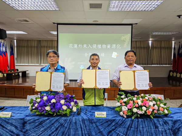 ▲花蓮林管處、水利署第九河川局與台泥共同簽署「花蓮外來入侵植物資源化合作備忘錄」。由左至右為水利署第九河川局局長王國樑、花蓮林管處處長黃群策及台泥和平分公司廠長魏家珮。（圖／台泥提供）